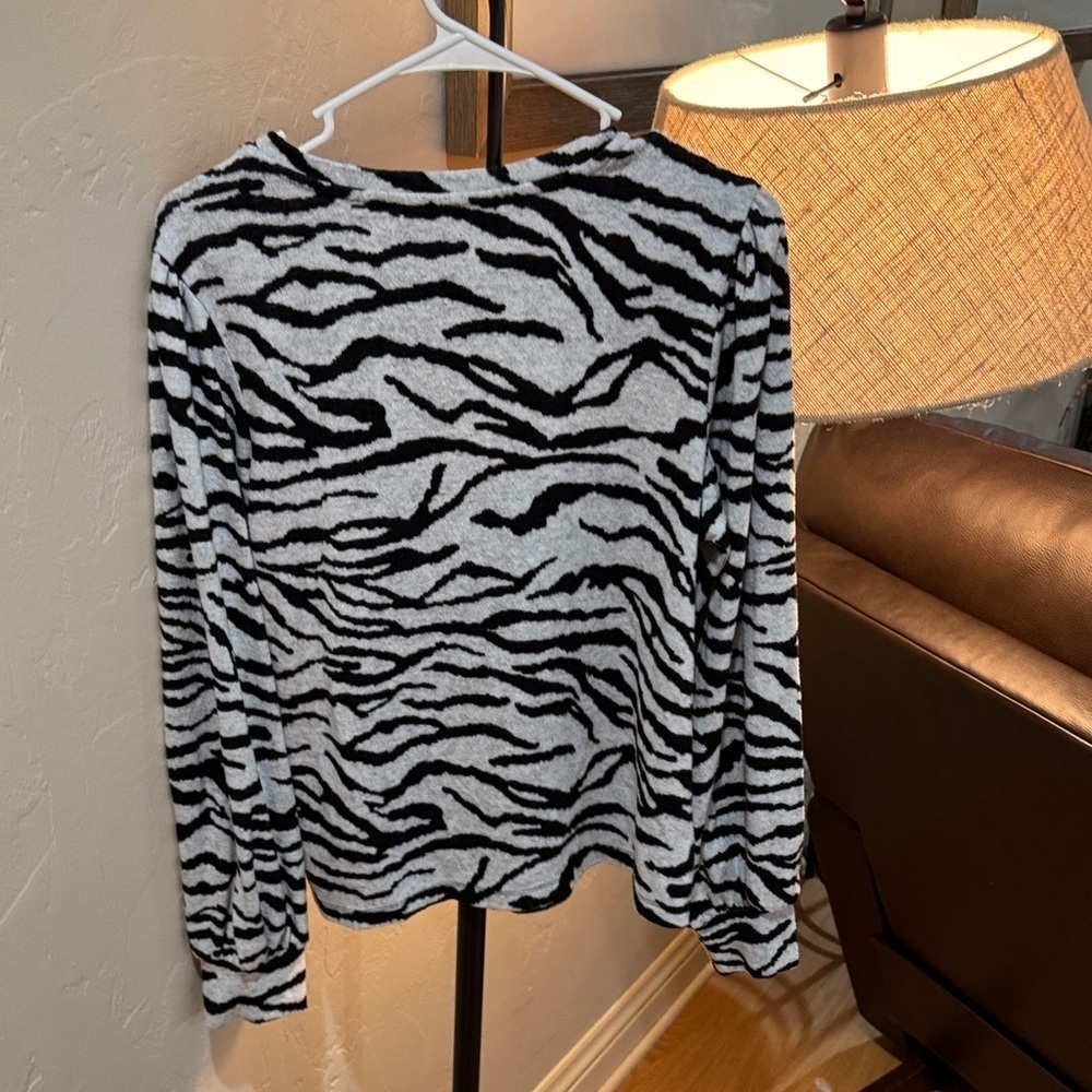 Zebra Print Sweatshirt in Black and Gray Social Standard Sanctuary Medium. A35 - Picture 5 of 9